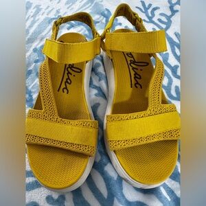 Zodiac Cloe Birch open-toe flat sandals Velcro strap Size 6.5